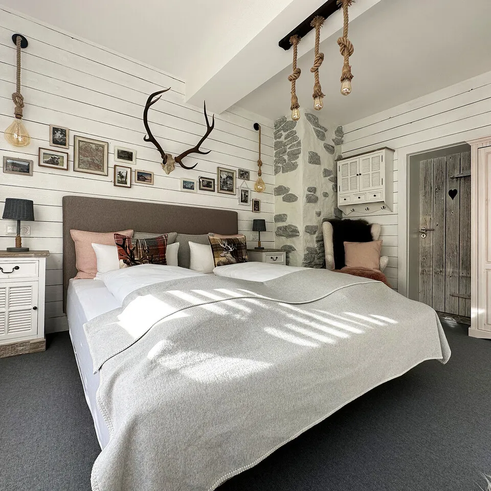 What truly sets Duxiana apart is the long term value it offers. While many traditional mattresses may lose their integrity over time, the Dux bed is designed to be restored as it shows wear. Thanks to its replaceable components, you can maintain the performance of your mattress for years and even upgrade it with new accessories or technological innovations as they become available. This future proof design ensures that your investment will continue to deliver exceptional comfort long into the future.
